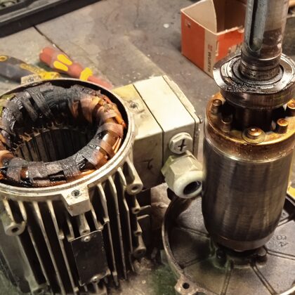 U tohoto motoru provedeno: vyčištění, výměna ložisek, převinutí, sestavení a vyzkoušení